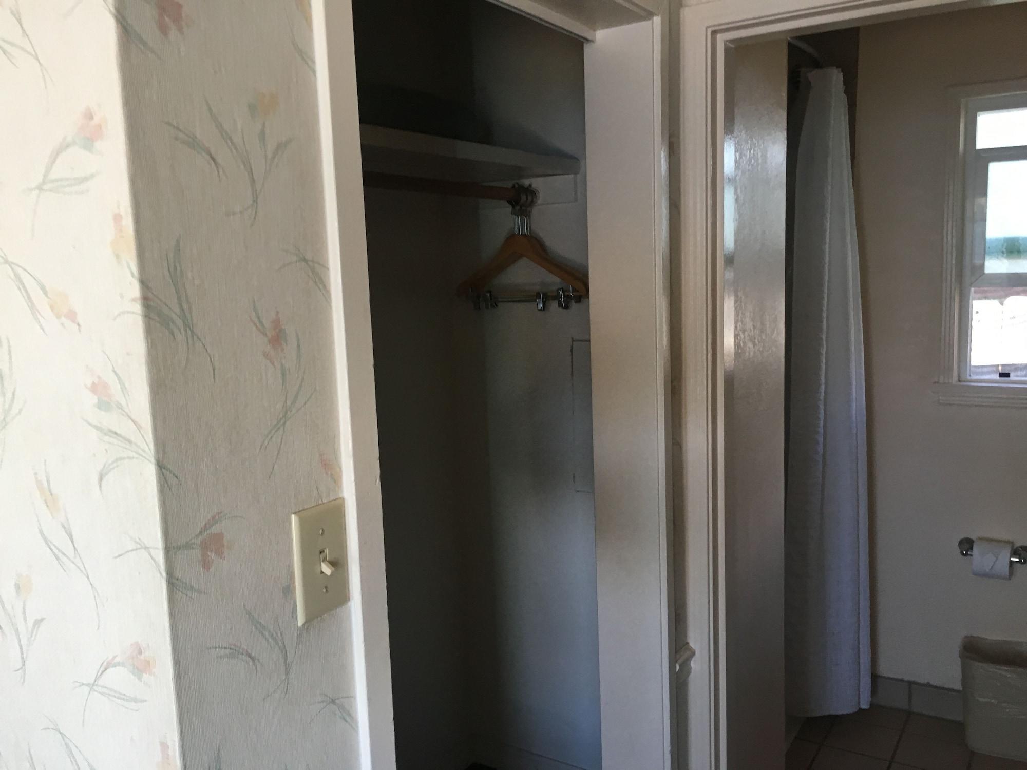 The Palomar Motel 2*